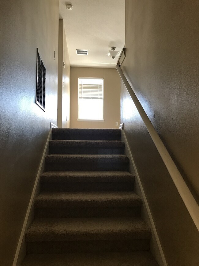 Building Photo - Great 2 Bedroom 2 Bath Home located in the...