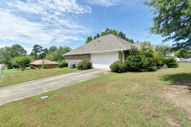 Building Photo - 15065 Warren Dr
