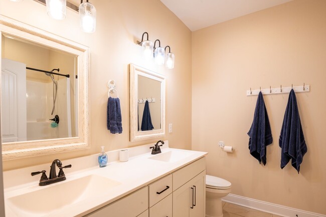 Building Photo - FURNISHED OFF-SEASON MONTHLY RENTAL-STARTI...
