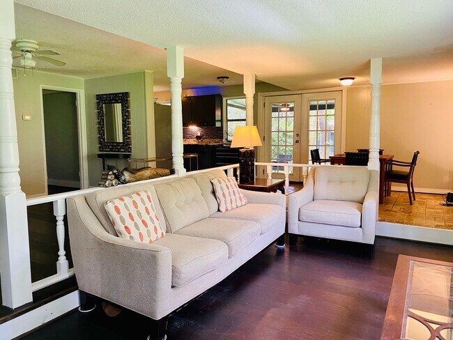 Building Photo - 5263 Sybel Dr