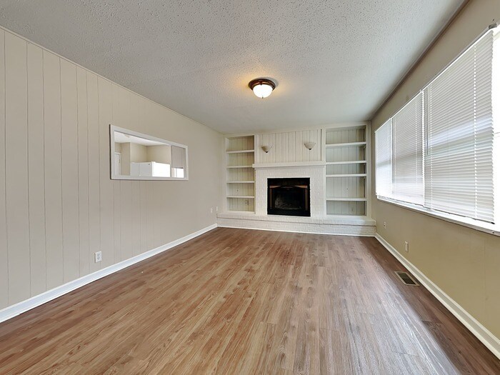 Building Photo - 457 Park Dr