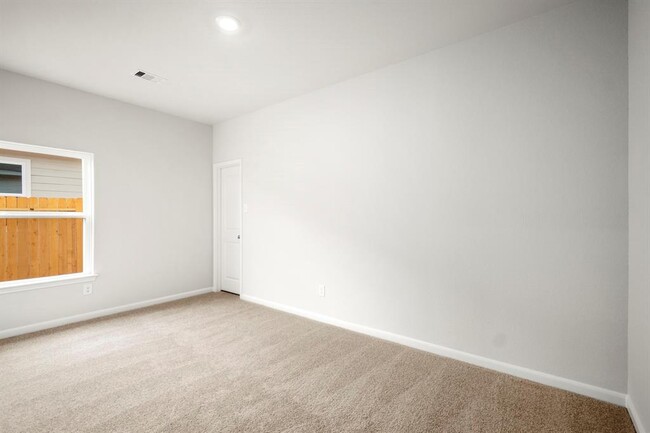 Building Photo - 15846 Berry Hl Dr