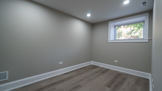 Building Photo - 1706 W Balmoral Ave