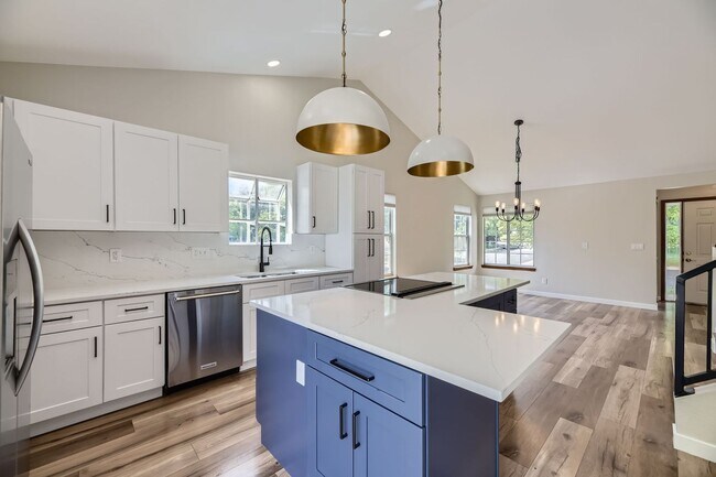 Building Photo - Beautifully Remodeled 3 Bed/2 Bathroom Hom...