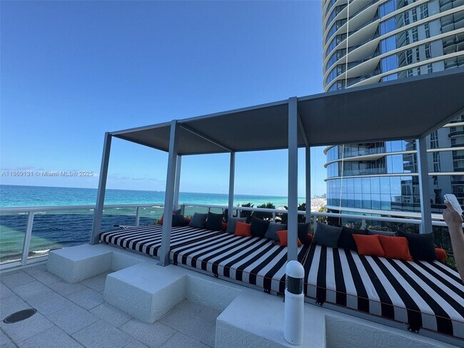 Building Photo - 15811 Collins Ave