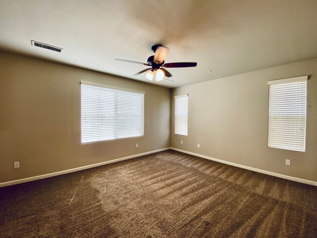 Building Photo - $2,195 DeWolf & Barstow, 3 Bedroom - Joy Dr, Clovis / Community Pool