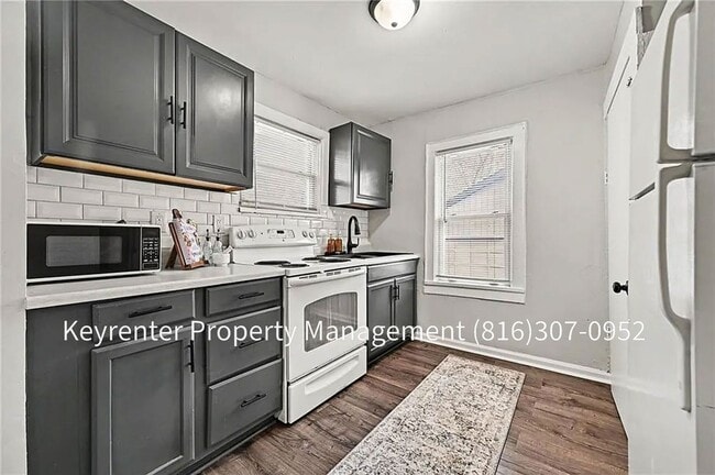 Building Photo - 4 Bedroom 2 bath