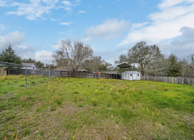 Building Photo - AVAILABLE 11/10... 3/2 with LARGE backyard!!