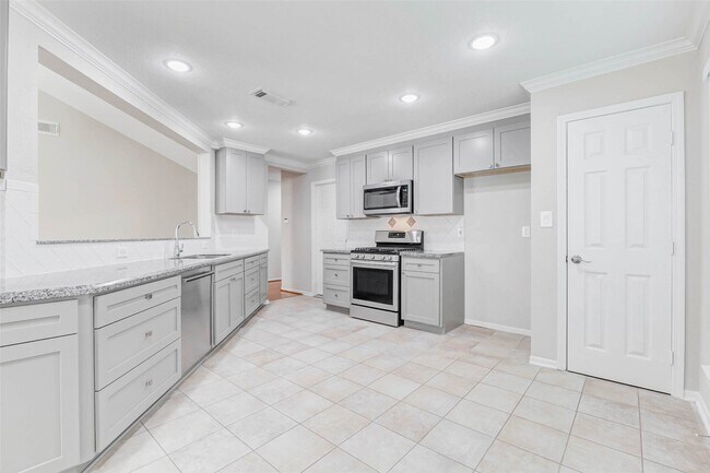 Building Photo - 2410 Clear Ridge Dr