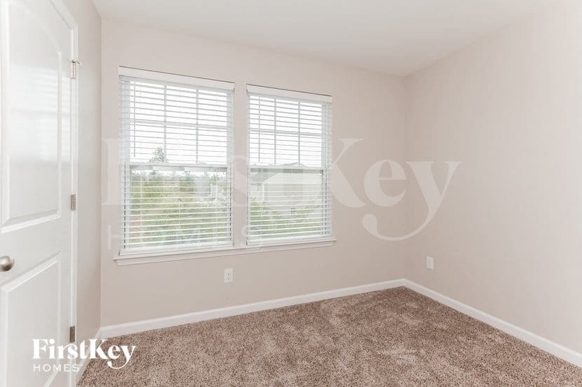 Building Photo - 3815 Streamside Dr