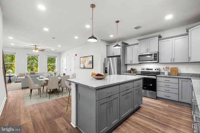 Building Photo - 900 Gilbert Rd