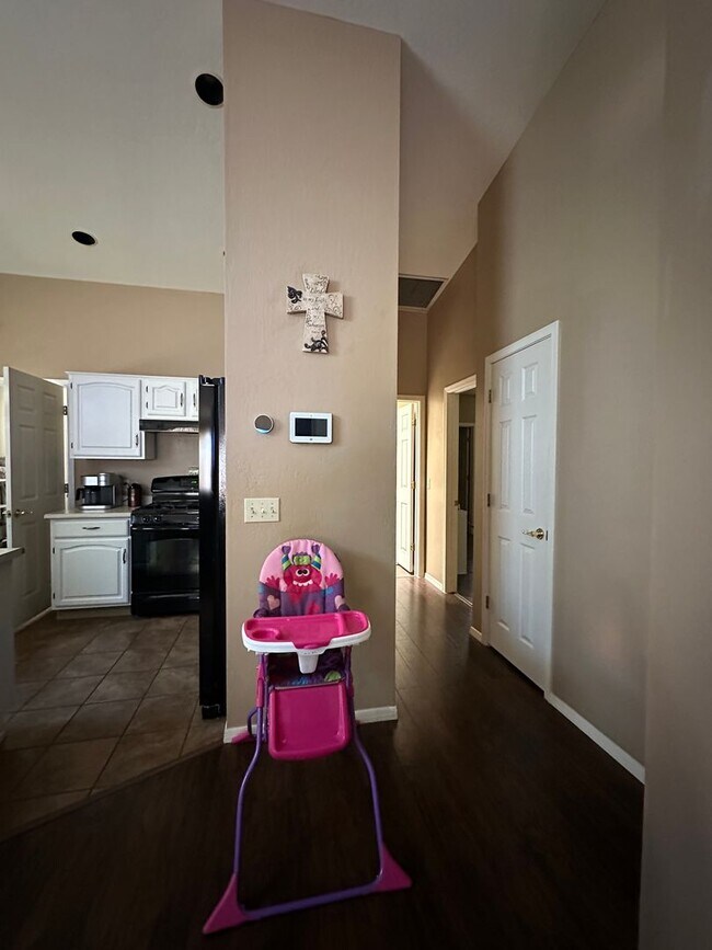 Building Photo - Beautiful two bedroom two bathroom contact...