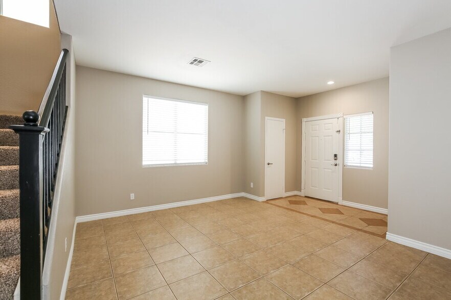 Building Photo - 6721 Maple Mesa St