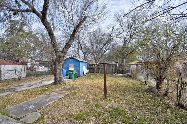 Building Photo - 1314 N Sabinas St