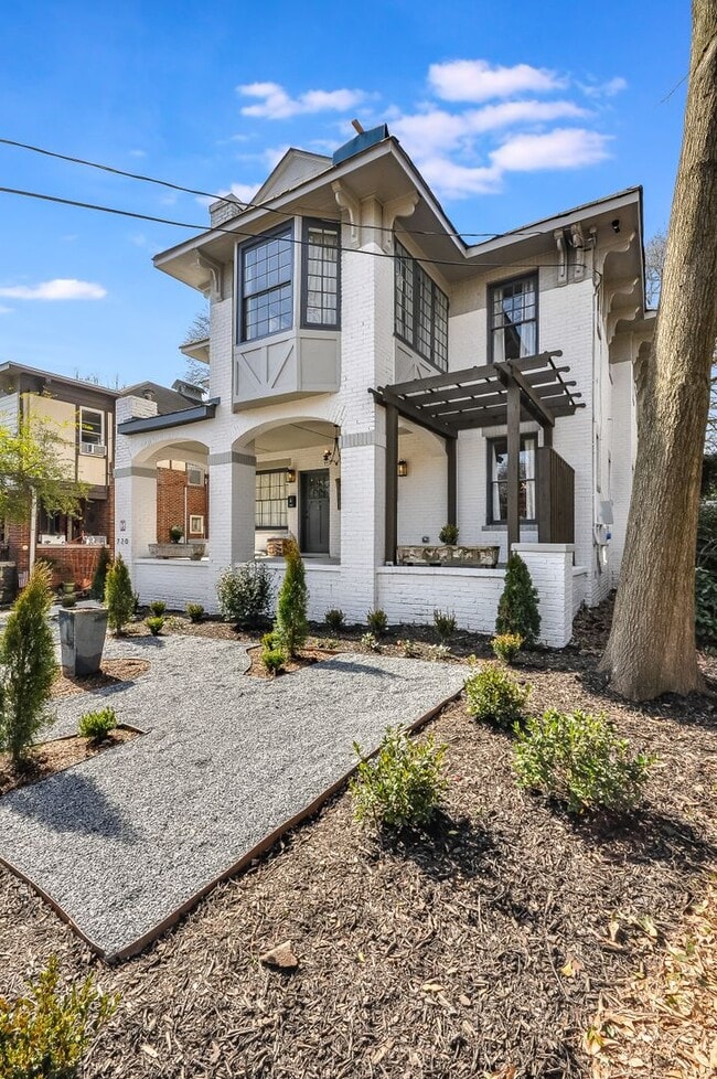 Building Photo - Beautifully Updated Midtown Studio Apartment Walking Distance to Piedmont Park!