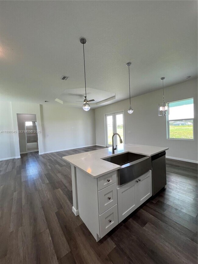 Building Photo - 1060 Capri Cir