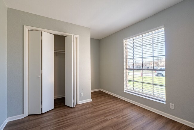 Building Photo - Charming 3-Bed Willowbend Home: Fireplace, Stainless Appliances, Garage, and Spacious Backyard!