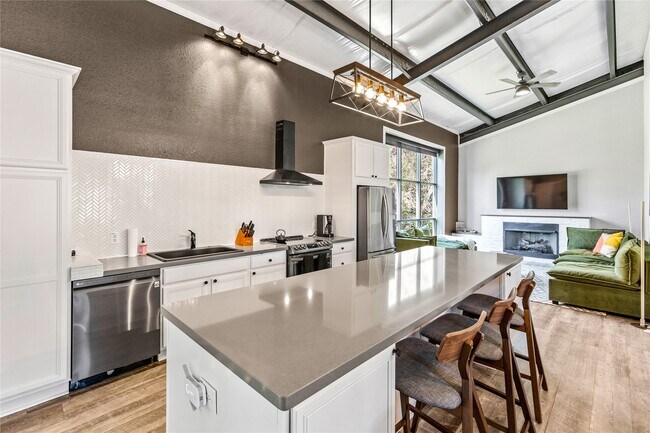 Building Photo - 25400 Pine Ridge Rd