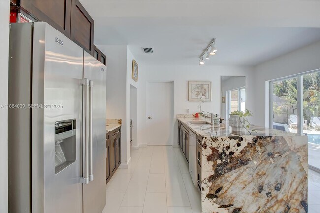 Building Photo - 2601 NE 11th Ct