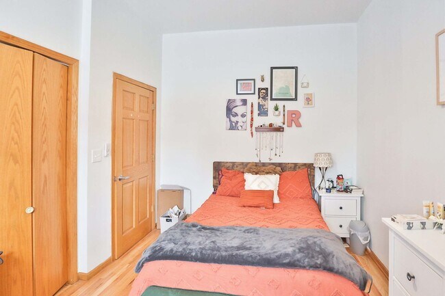 Building Photo - Noble Square Large 2 Bed w/Central Heat & A/C, Only 2 Blocks to the Blue Line, In-Unit Laundry. F...