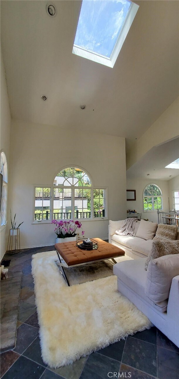 Building Photo - 8032 Willow Glen Rd