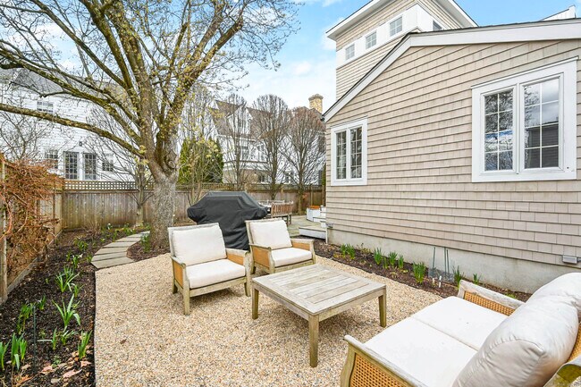 Building Photo - 104 Roton Ave