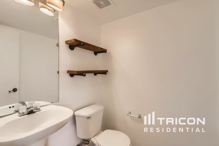 Building Photo - 15950 W Cottonwood St