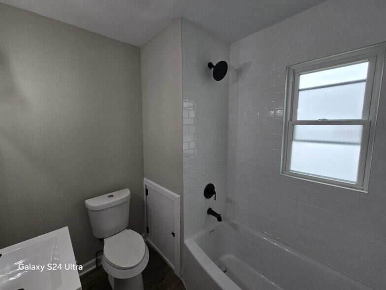 Building Photo - This beautifully updated 3-bedroom, 1-bath...