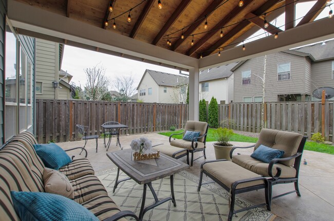 Building Photo - Large 3 bdrm / 2.5 bath with open floor pl...