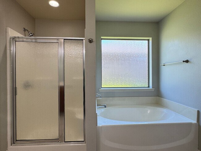 Building Photo - 5805 Thompson Pl