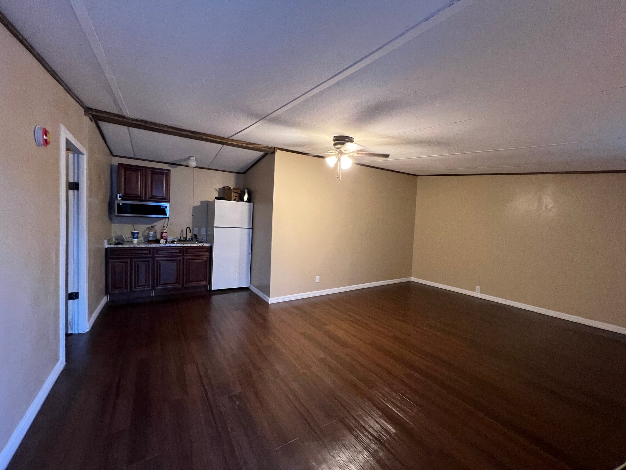 Extra large living room/kitchen - 6506 Colony Park Dr