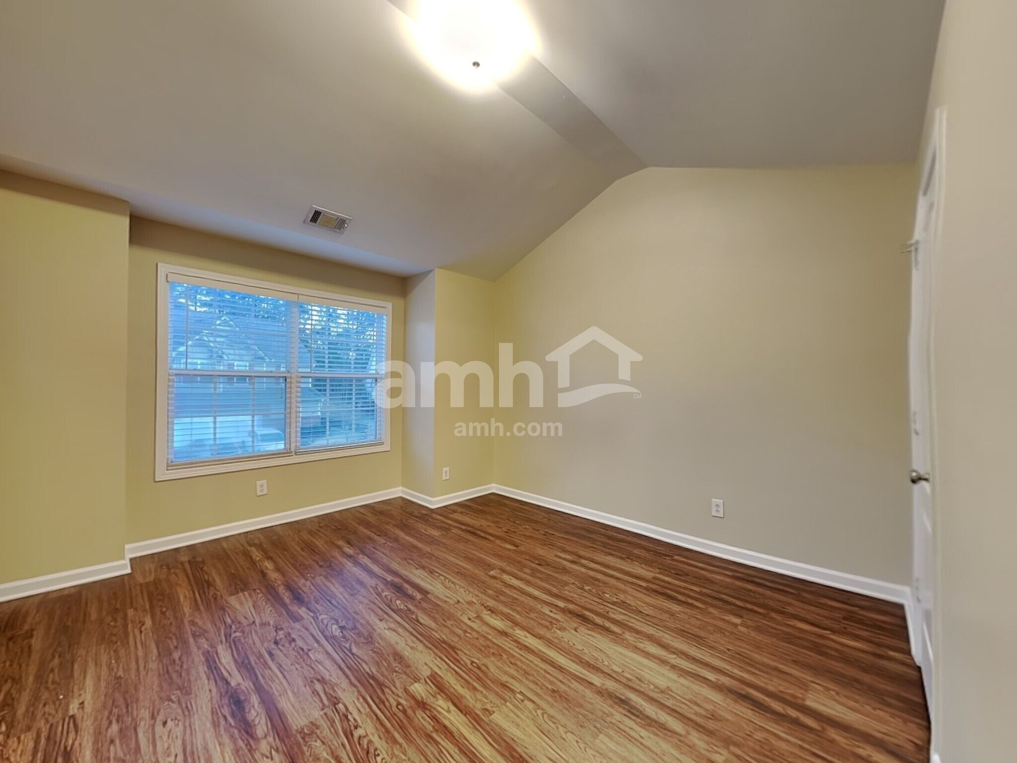 Building Photo - 2341 Suwanee Pointe Dr