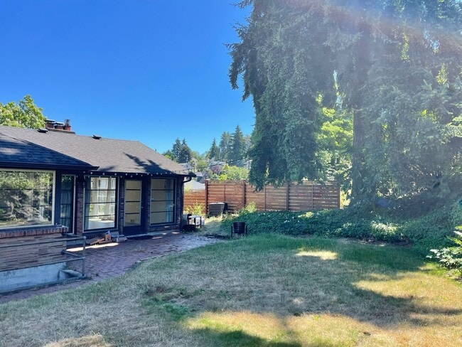 Building Photo - Beautiful Craftsman House in Quiet Queen Anne Neighborhood!