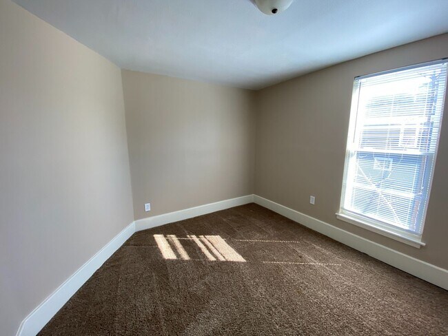 Building Photo - 236 E Dewald St