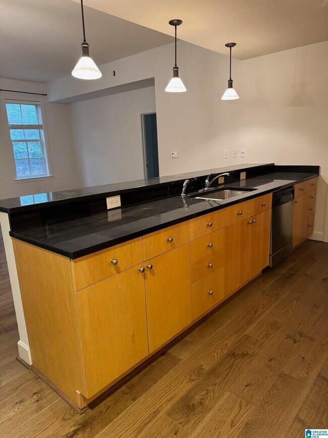 Building Photo - 1040 Broadway St