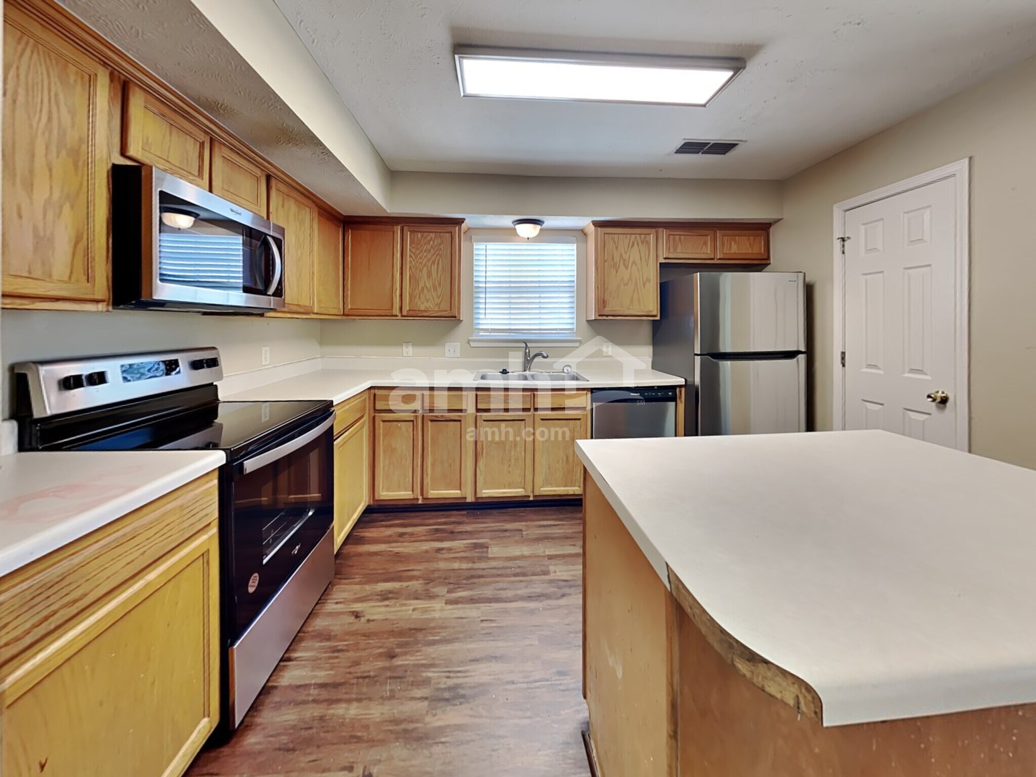 Building Photo - 913 Tom Hailey Blvd