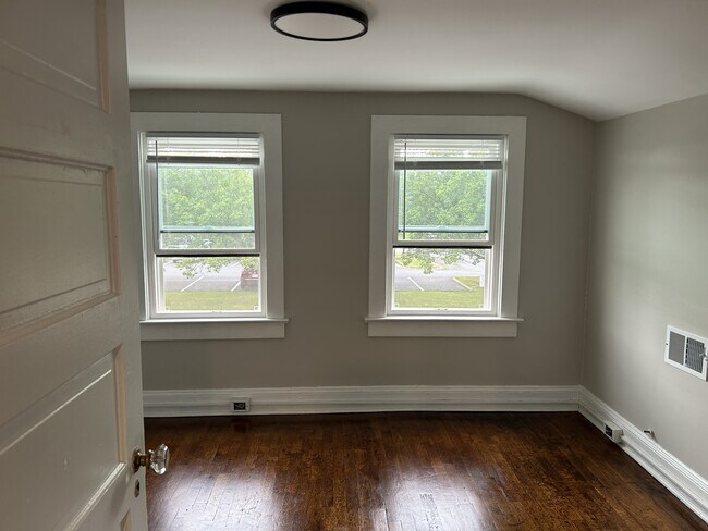 Building Photo - 143 S Purcell Ave