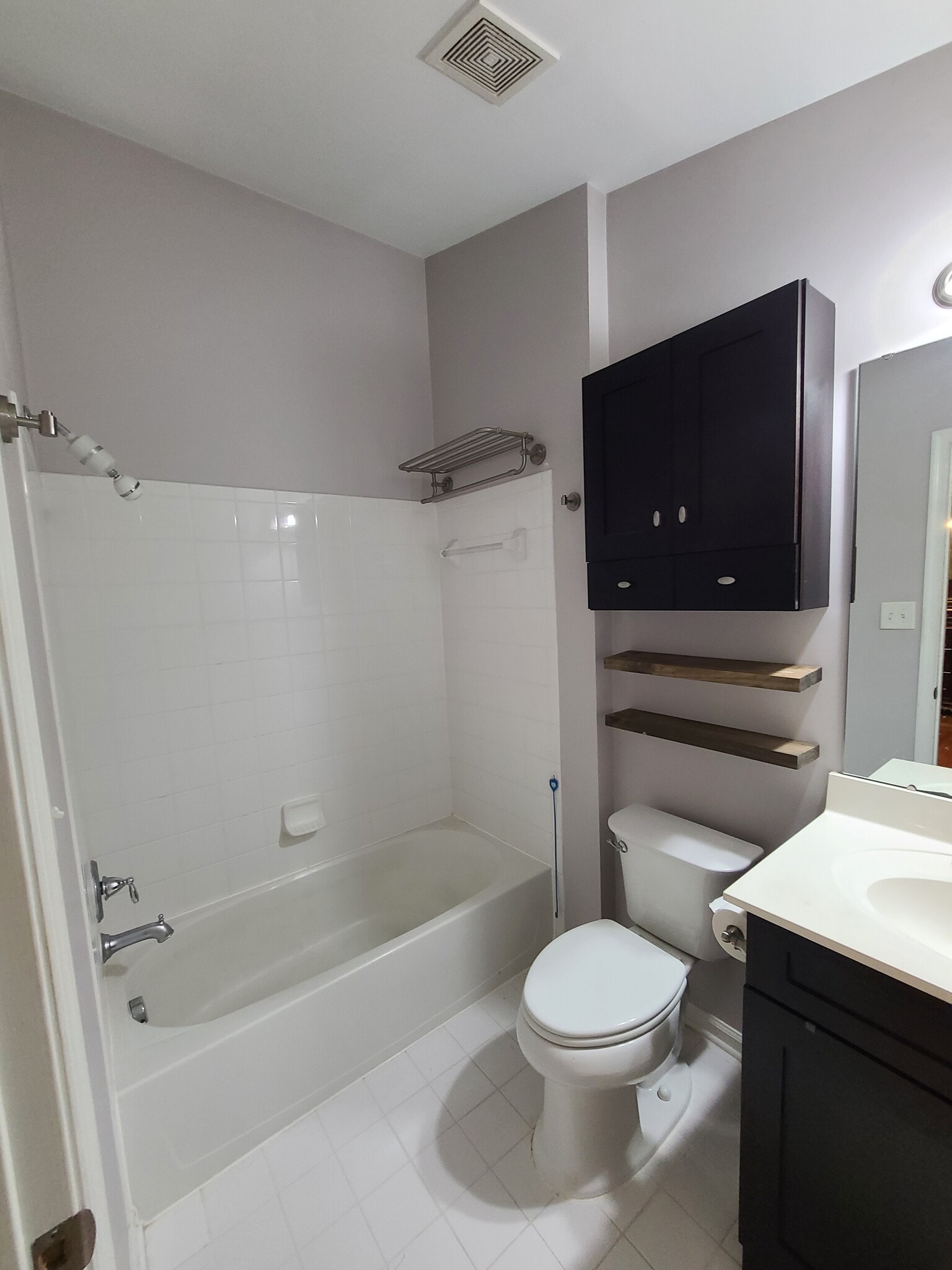 En suite, primary bedroom - 832 Rock Creek Rd