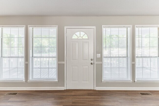 Building Photo - Stylish, Spacious & Updated! Don’t Miss Th...