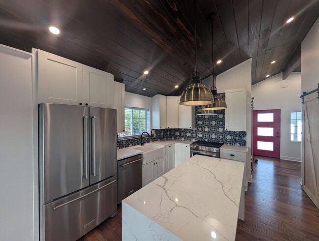 Building Photo - Beautifully Renovated 2 Bedroom in Oceanside!