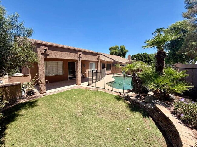 Building Photo - 885 W Aloe Pl