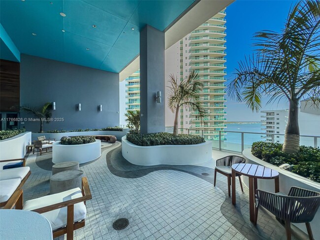 Building Photo - 1300 Brickell Bay Dr