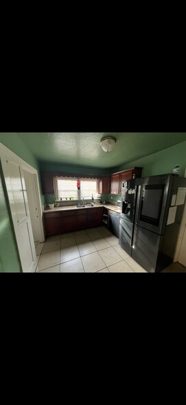 Building Photo - 4327 Kenwood Ave