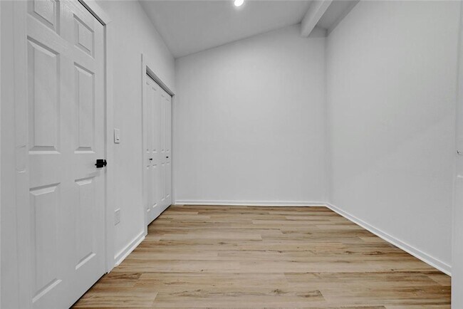 Building Photo - Fully updated 6 bed house!!! 1911 David!