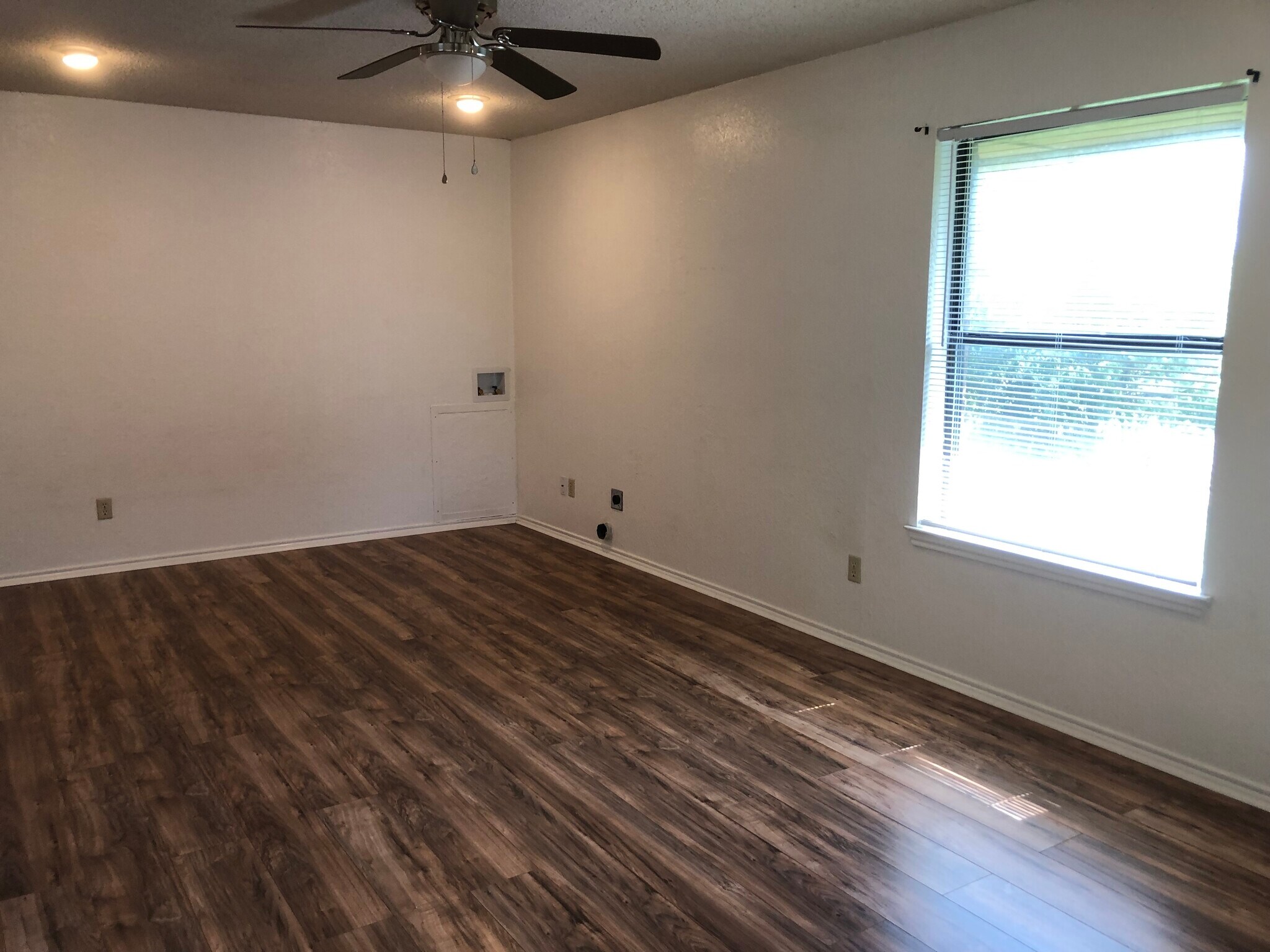 Building Photo - 313 Shady Grove Dr