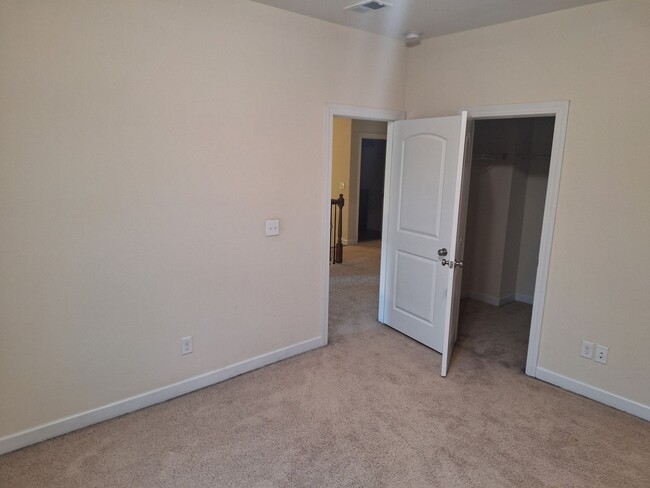 Building Photo - MARCH MOVE IN SPECIAL - $300 off FIRST FUL...