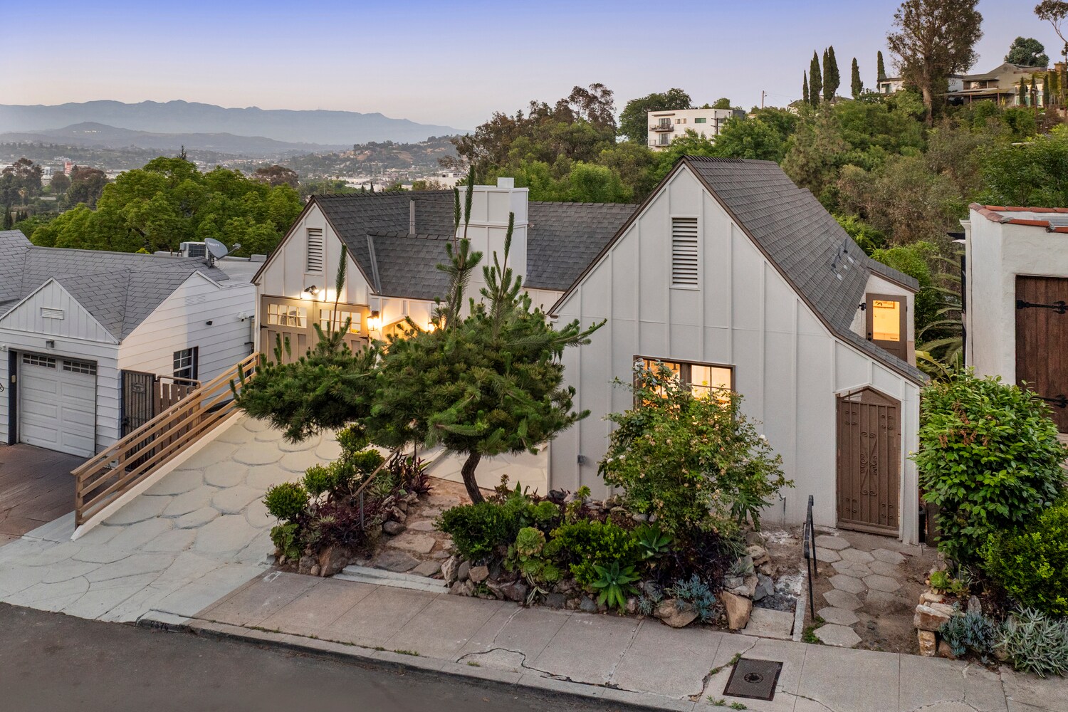Building Photo - 2376 Lake View Ave