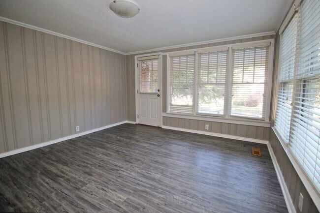 Building Photo - Pre-leasing for 2026-2027 Charming 3 Bed /...