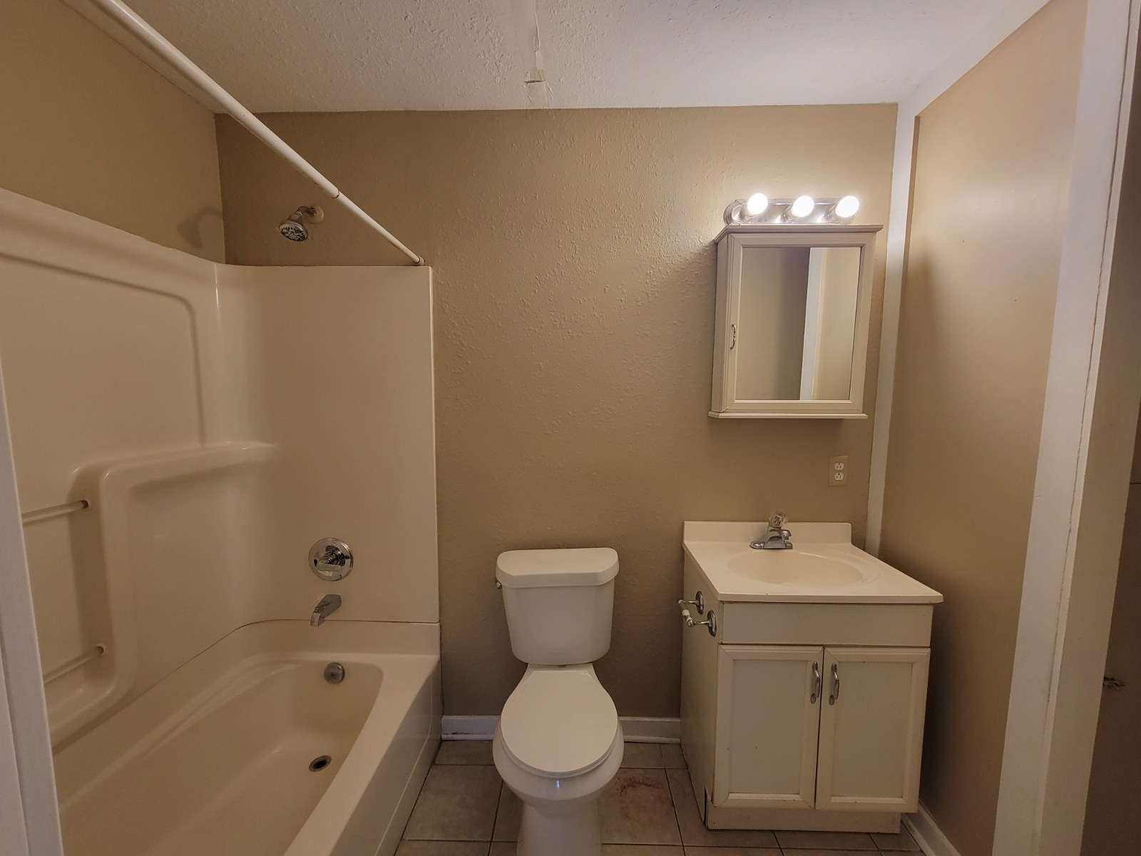 Building Photo - 1710 Chestnut Ave