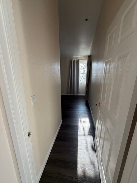 Building Photo - 13522 Glenoaks Blvd